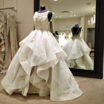 Свадебное платье с валанами на юбке. Корсет расшит мелкими бусинами. Цвет платья разный.