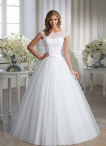 Свадебное платья с коротким рукавчиком, прикрывающим плечи.