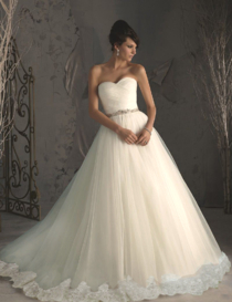 Свадебное платье с небольшим шлейфом и открытыми плечами