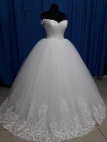 Свадебное платье, расшитое кружевом