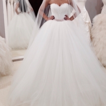 Пышное свадебное платье с пудровым поясом