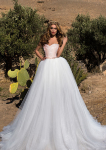 Мега-пышное свадебное платье с кружевным пудровым корсетом и пудровым поясом.