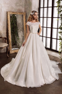 Шикарнейшее свадебное платье с легкой юбкой и кружевным корсетом с коротким рукавчиком в виде крылышек